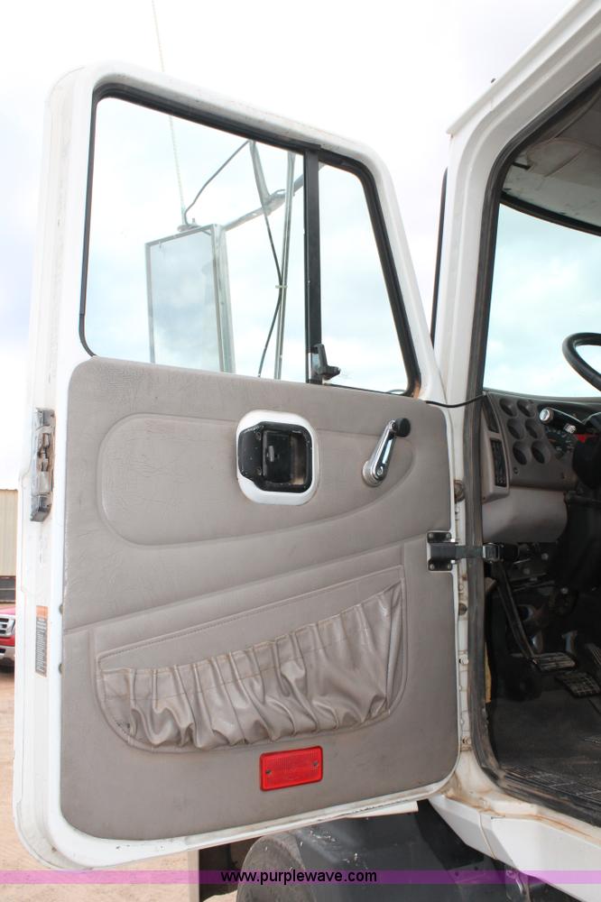 image for item G5851 2003 Mack CH613 semi truck