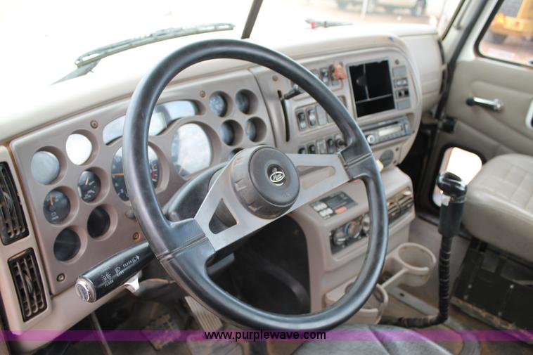 image for item G5851 2003 Mack CH613 semi truck