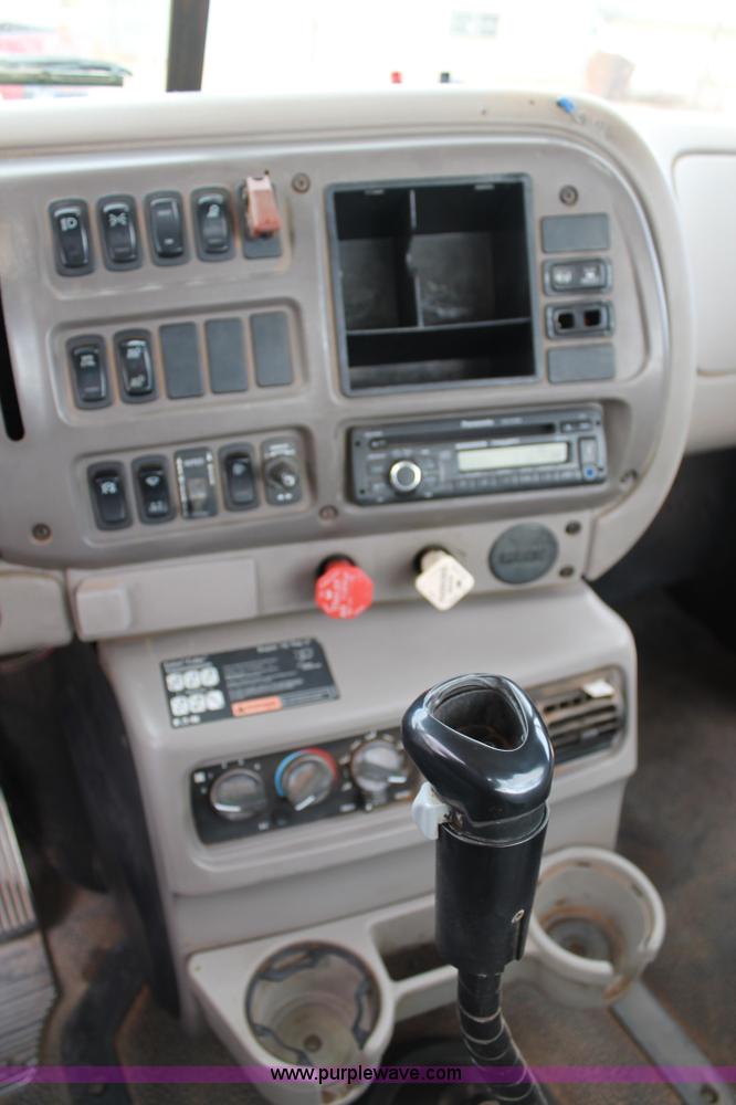 image for item G5851 2003 Mack CH613 semi truck