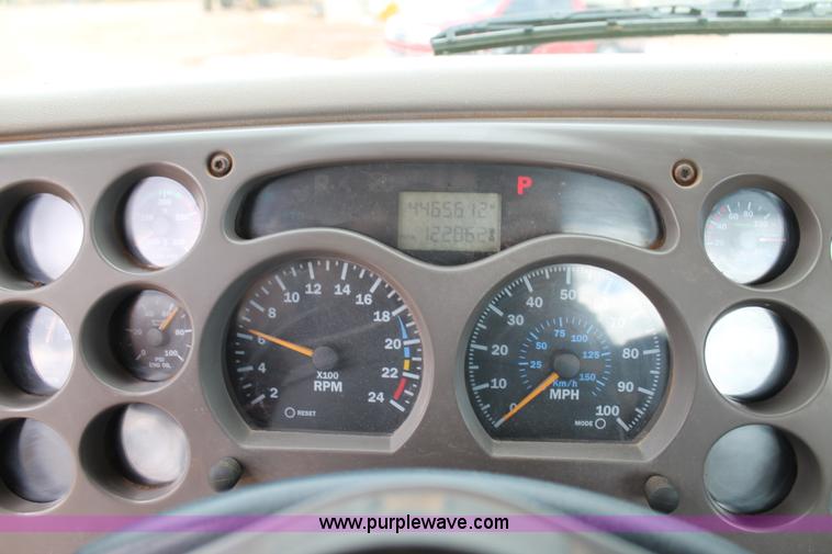 image for item G5851 2003 Mack CH613 semi truck