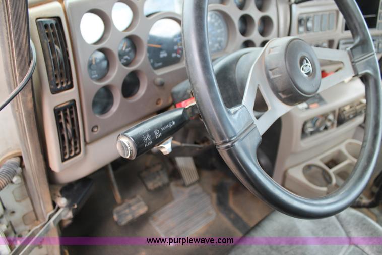 image for item G5851 2003 Mack CH613 semi truck