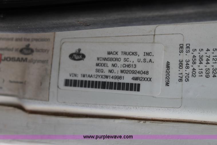 image for item G5851 2003 Mack CH613 semi truck
