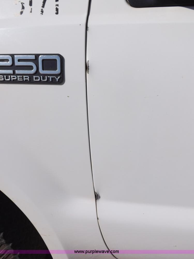 image for item I8395 2004 Ford F250 Super Duty XLT SuperCab pickup truck