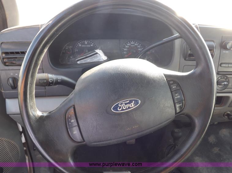 image for item I8407 2005 Ford F250 Super Duty XL Crew Cab pickup truck