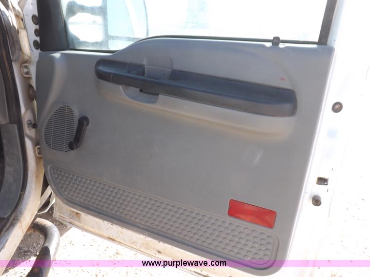 image for item I8407 2005 Ford F250 Super Duty XL Crew Cab pickup truck