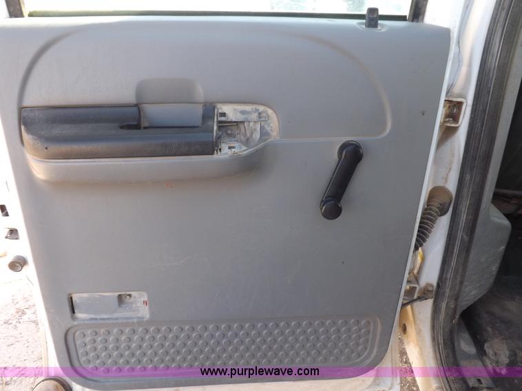 image for item I8407 2005 Ford F250 Super Duty XL Crew Cab pickup truck