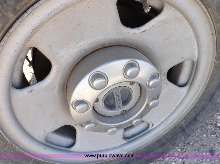 image for item I8407 2005 Ford F250 Super Duty XL Crew Cab pickup truck