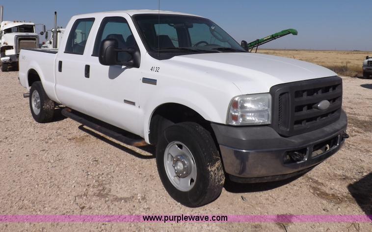 image for item I8408 2005 Ford F250 Super Duty XL Crew Cab pickup truck