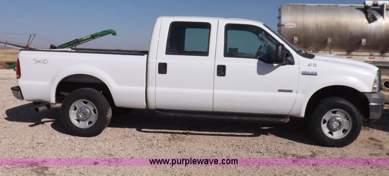image for item I8408 2005 Ford F250 Super Duty XL Crew Cab pickup truck