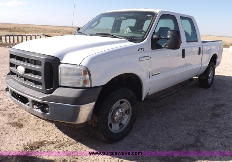 image for item I8408 2005 Ford F250 Super Duty XL Crew Cab pickup truck