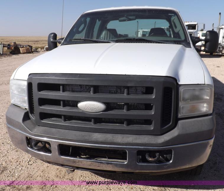 image for item I8408 2005 Ford F250 Super Duty XL Crew Cab pickup truck