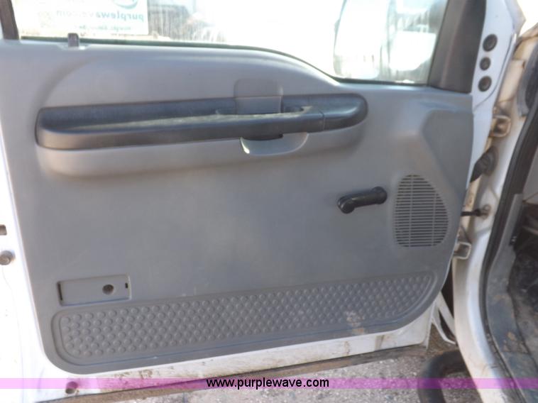 image for item I8408 2005 Ford F250 Super Duty XL Crew Cab pickup truck