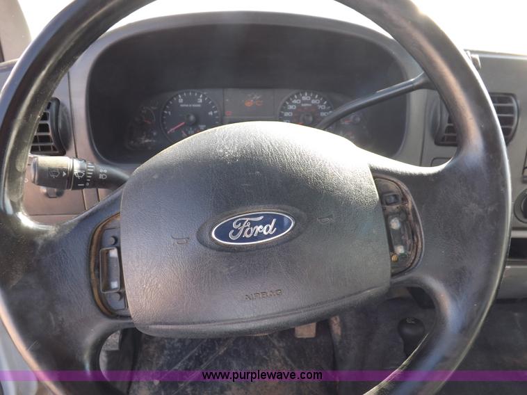 image for item I8408 2005 Ford F250 Super Duty XL Crew Cab pickup truck