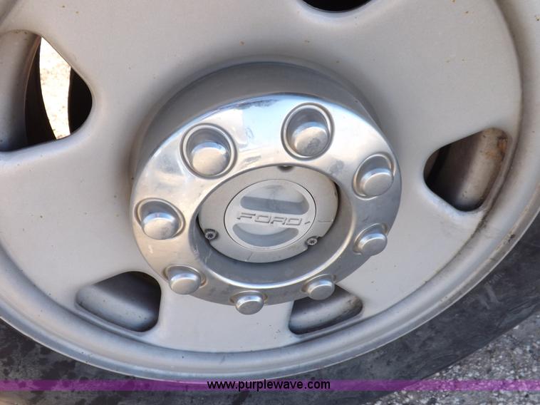 image for item I8408 2005 Ford F250 Super Duty XL Crew Cab pickup truck