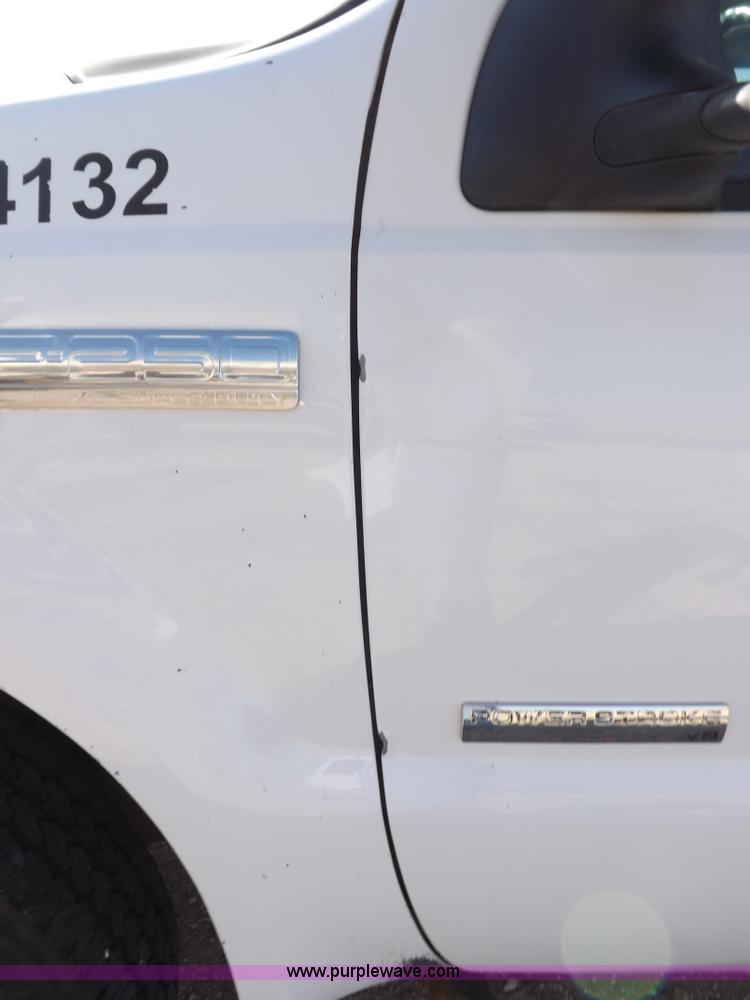 image for item I8408 2005 Ford F250 Super Duty XL Crew Cab pickup truck