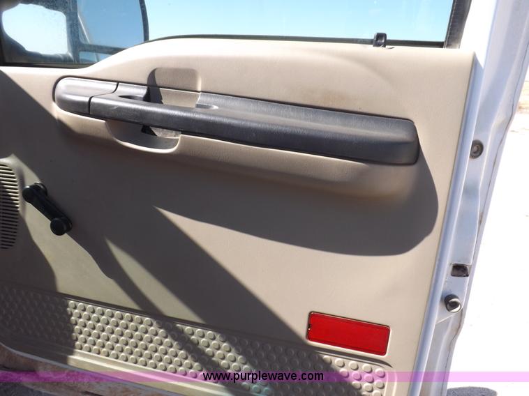 image for item I8412 2007 Ford F250 Super Duty XL pickup truck