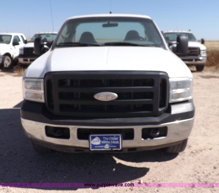 image for item I8413 2007 Ford F250 Super Duty XL pickup truck