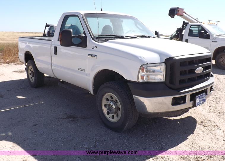 image for item I8413 2007 Ford F250 Super Duty XL pickup truck