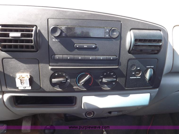 image for item I8413 2007 Ford F250 Super Duty XL pickup truck