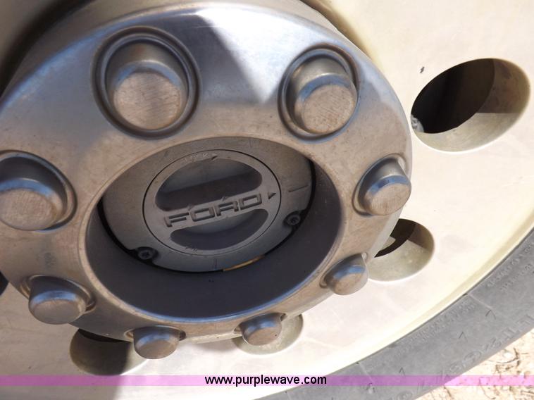 image for item I8413 2007 Ford F250 Super Duty XL pickup truck