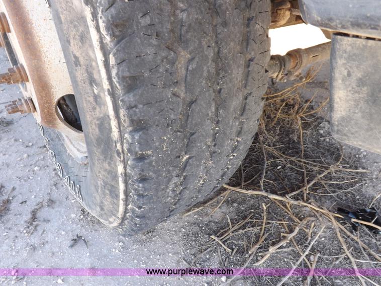 image for item I8414 2005 Ford F350 Super Duty XL flatbed truck