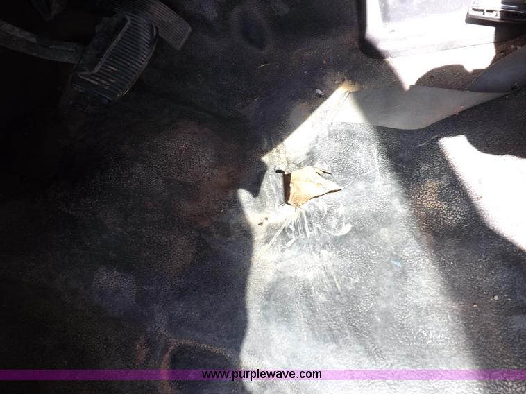 image for item I8414 2005 Ford F350 Super Duty XL flatbed truck