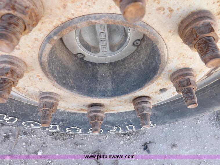 image for item I8414 2005 Ford F350 Super Duty XL flatbed truck