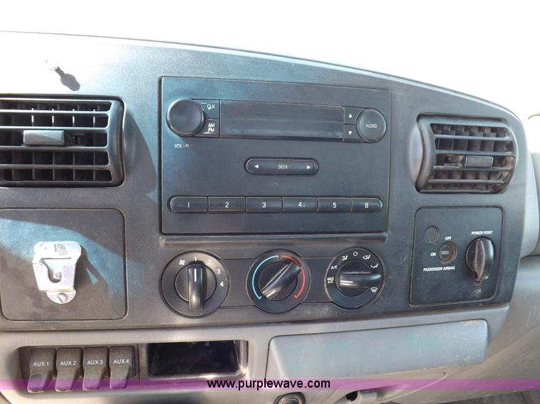 image for item I8415 2007 Ford F350 XL Super Duty utility truck