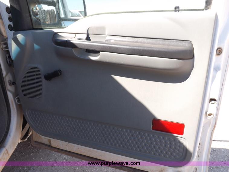 image for item I8415 2007 Ford F350 XL Super Duty utility truck