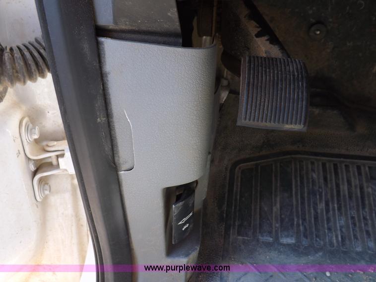 image for item I8416 2005 Ford F150 XL SuperCab pickup truck