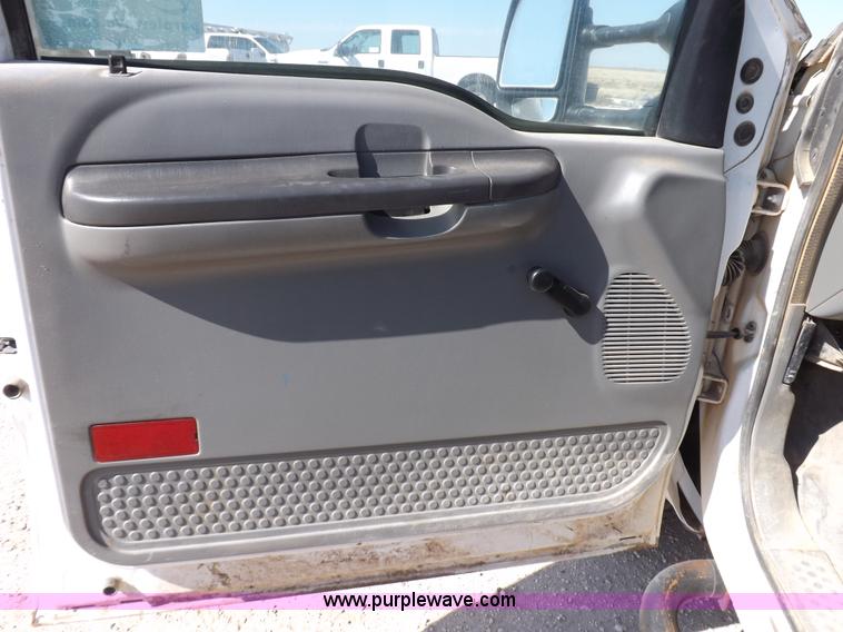 image for item I8417 2004 Ford F550 Super Duty XL flatbed truck