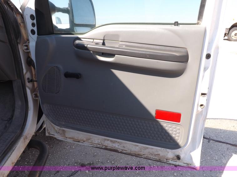 image for item I8417 2004 Ford F550 Super Duty XL flatbed truck