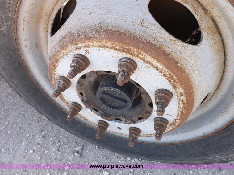 image for item I8417 2004 Ford F550 Super Duty XL flatbed truck