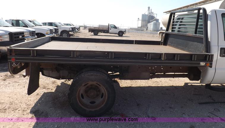 image for item I8417 2004 Ford F550 Super Duty XL flatbed truck