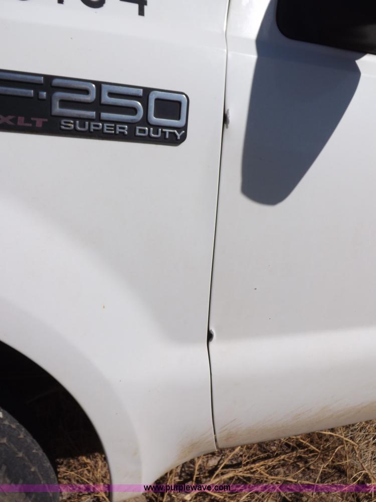 image for item I8419 2004 Ford F250 Super Duty XLT pickup truck