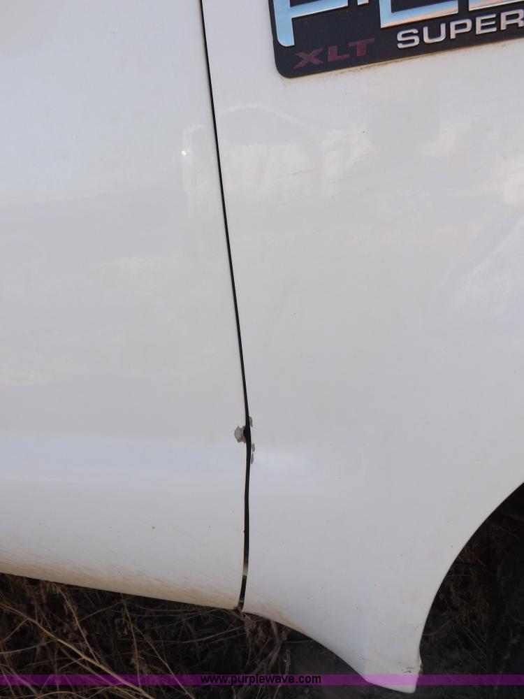 image for item I8419 2004 Ford F250 Super Duty XLT pickup truck