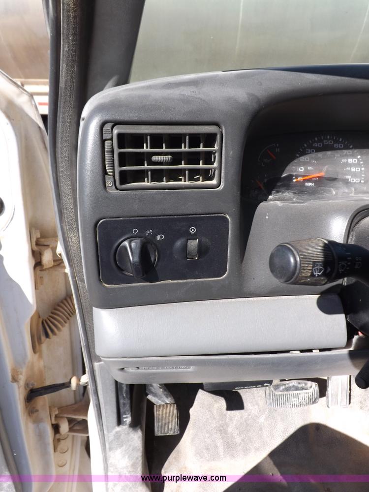 image for item I8420 2004 Ford F350 Super Duty XL pickup truck