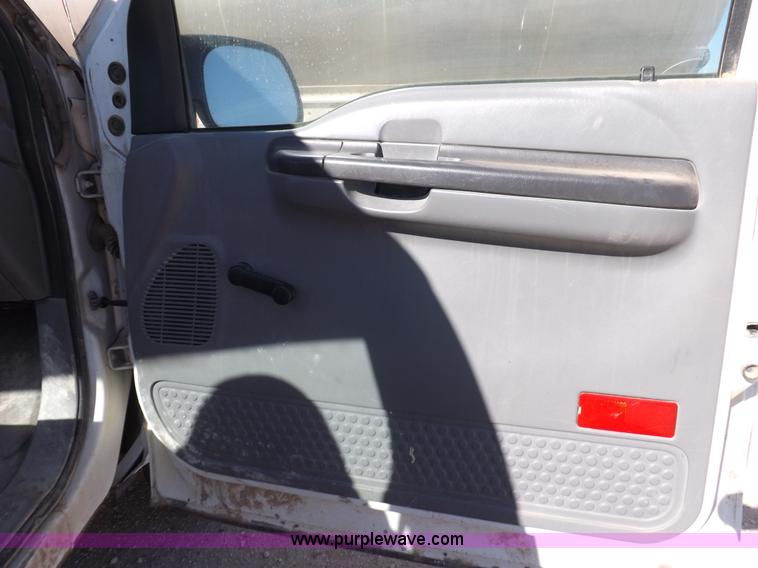 image for item I8420 2004 Ford F350 Super Duty XL pickup truck