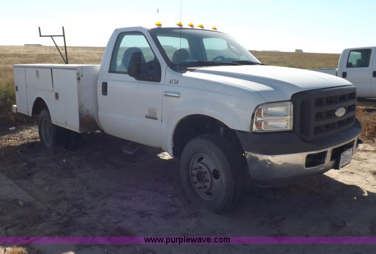 image for item I8421 2005 Ford F350 Super Duty XL utility truck