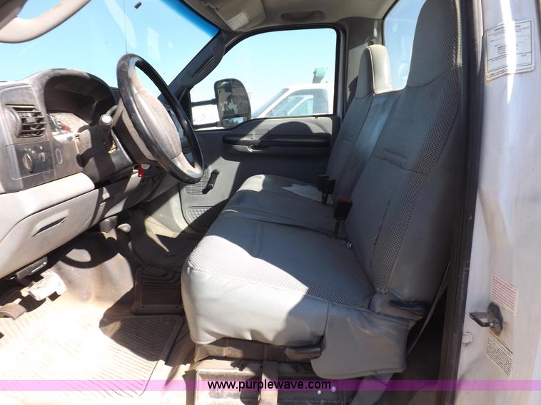 image for item I8421 2005 Ford F350 Super Duty XL utility truck