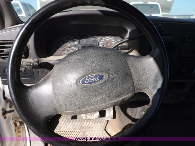 image for item I8421 2005 Ford F350 Super Duty XL utility truck