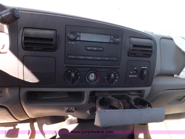 image for item I8421 2005 Ford F350 Super Duty XL utility truck