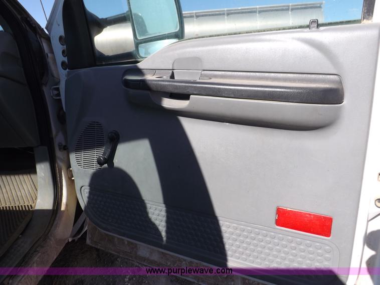image for item I8421 2005 Ford F350 Super Duty XL utility truck