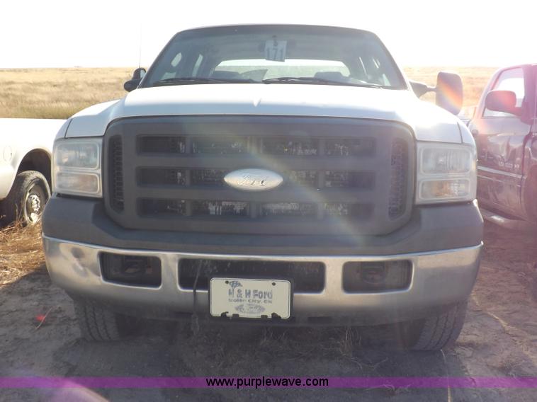 image for item I8423 2005 Ford F250 Super Duty XL Crew Cab pickup truck