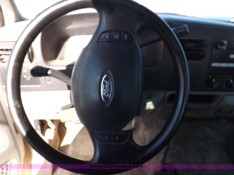 image for item I8423 2005 Ford F250 Super Duty XL Crew Cab pickup truck