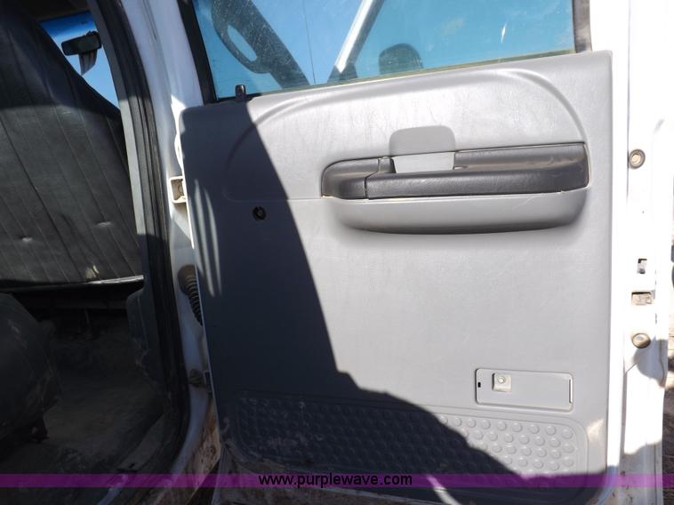 image for item I8423 2005 Ford F250 Super Duty XL Crew Cab pickup truck