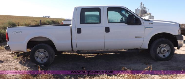 image for item I8423 2005 Ford F250 Super Duty XL Crew Cab pickup truck