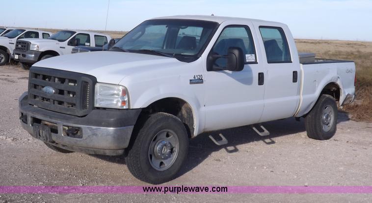 image for item I8427 2005 Ford F250 Super Duty XL Crew Cab pickup truck