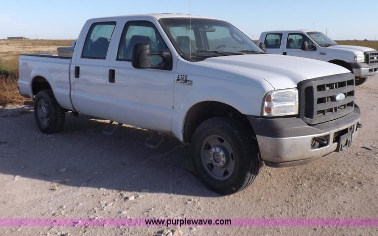 image for item I8427 2005 Ford F250 Super Duty XL Crew Cab pickup truck