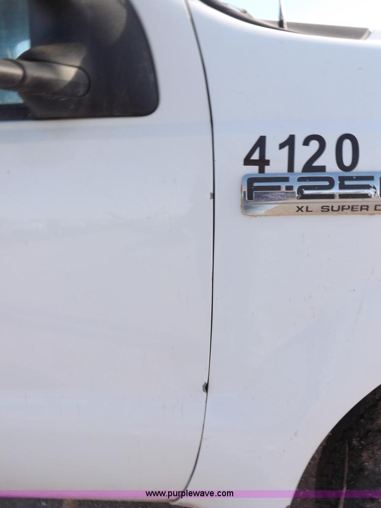 image for item I8427 2005 Ford F250 Super Duty XL Crew Cab pickup truck